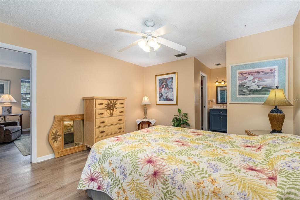 For Sale: $284,500 (2 beds, 2 baths, 1091 Square Feet)