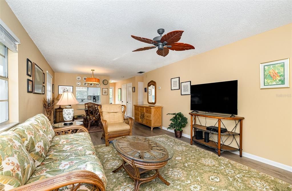 For Sale: $284,500 (2 beds, 2 baths, 1091 Square Feet)