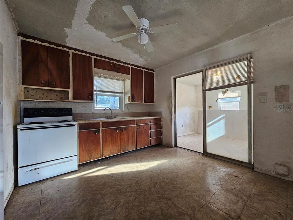 For Sale: $250,000 (2 beds, 1 baths, 849 Square Feet)