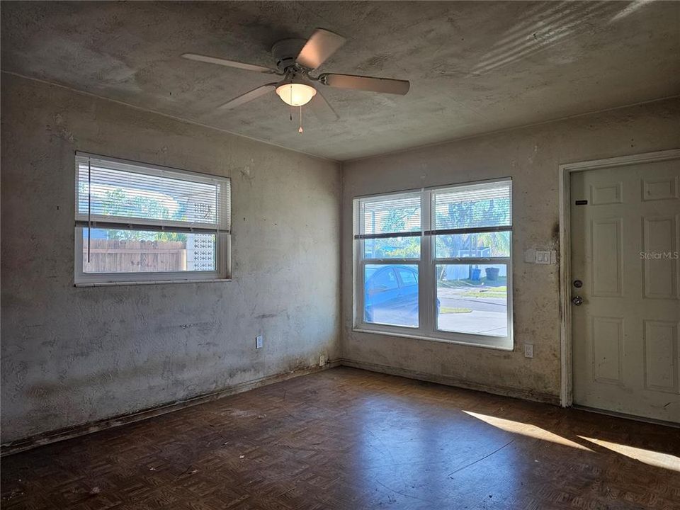 For Sale: $250,000 (2 beds, 1 baths, 849 Square Feet)