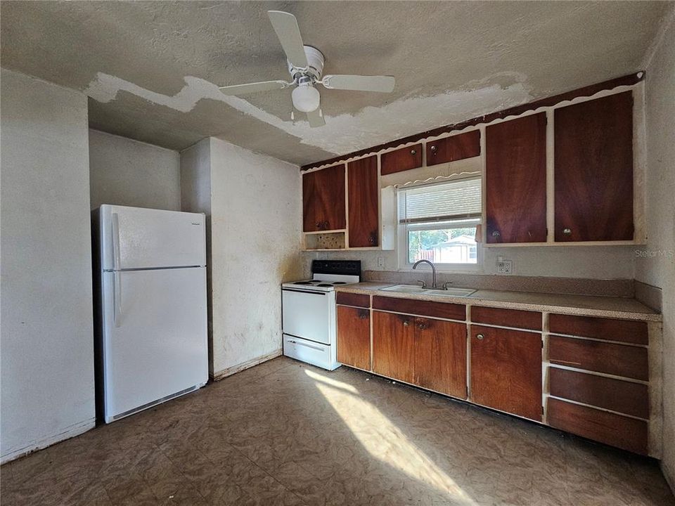 For Sale: $250,000 (2 beds, 1 baths, 849 Square Feet)