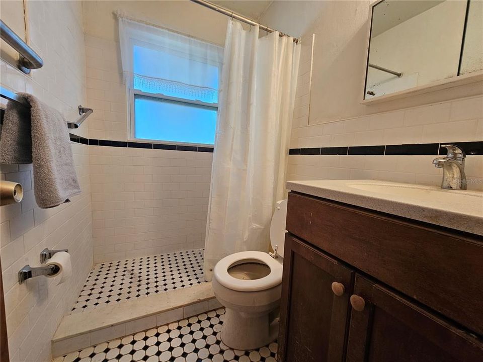 For Sale: $250,000 (2 beds, 1 baths, 849 Square Feet)