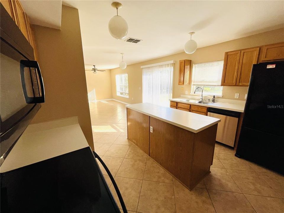 For Rent: $2,100 (4 beds, 2 baths, 2019 Square Feet)