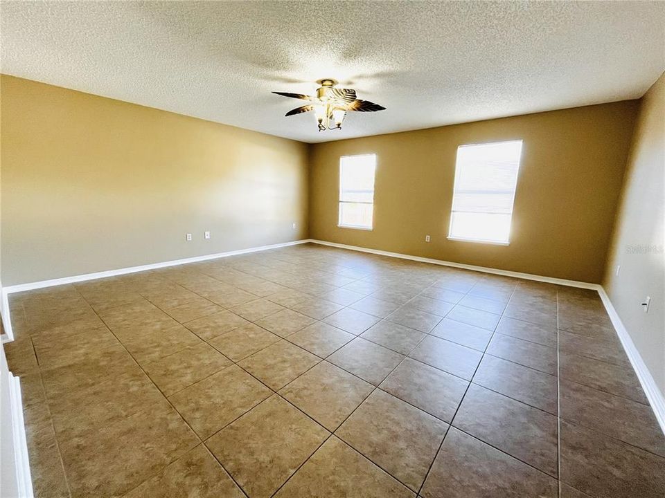 For Rent: $2,100 (4 beds, 2 baths, 2019 Square Feet)