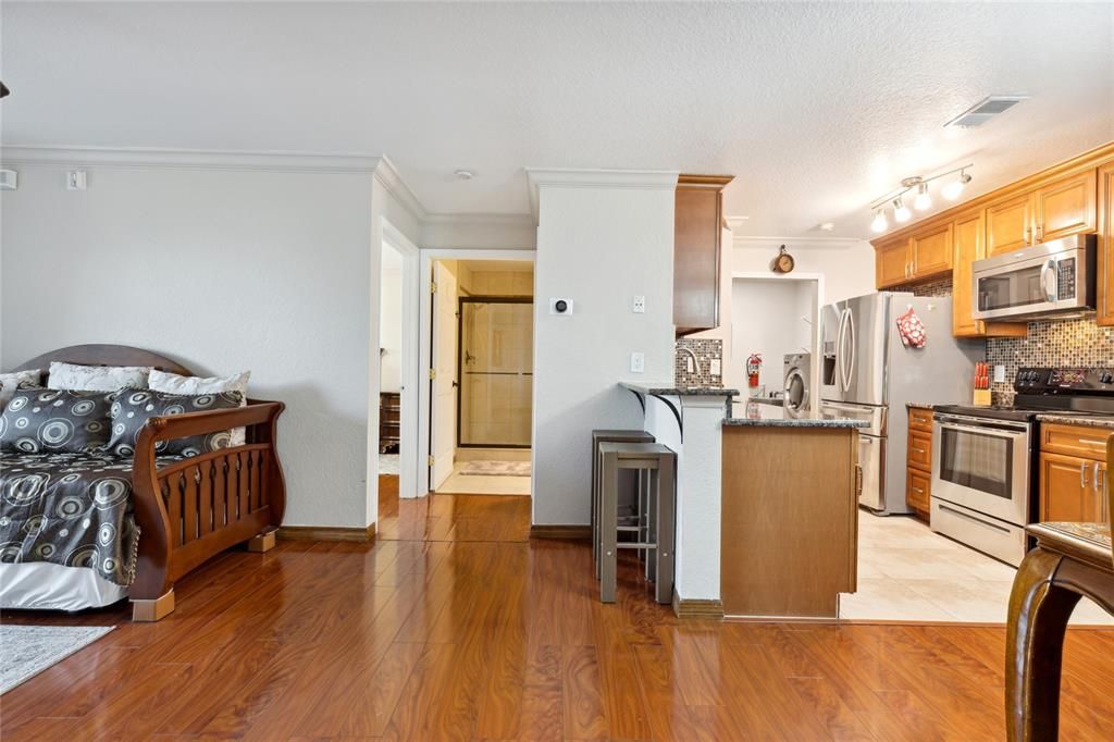 For Sale: $175,000 (1 beds, 1 baths, 671 Square Feet)