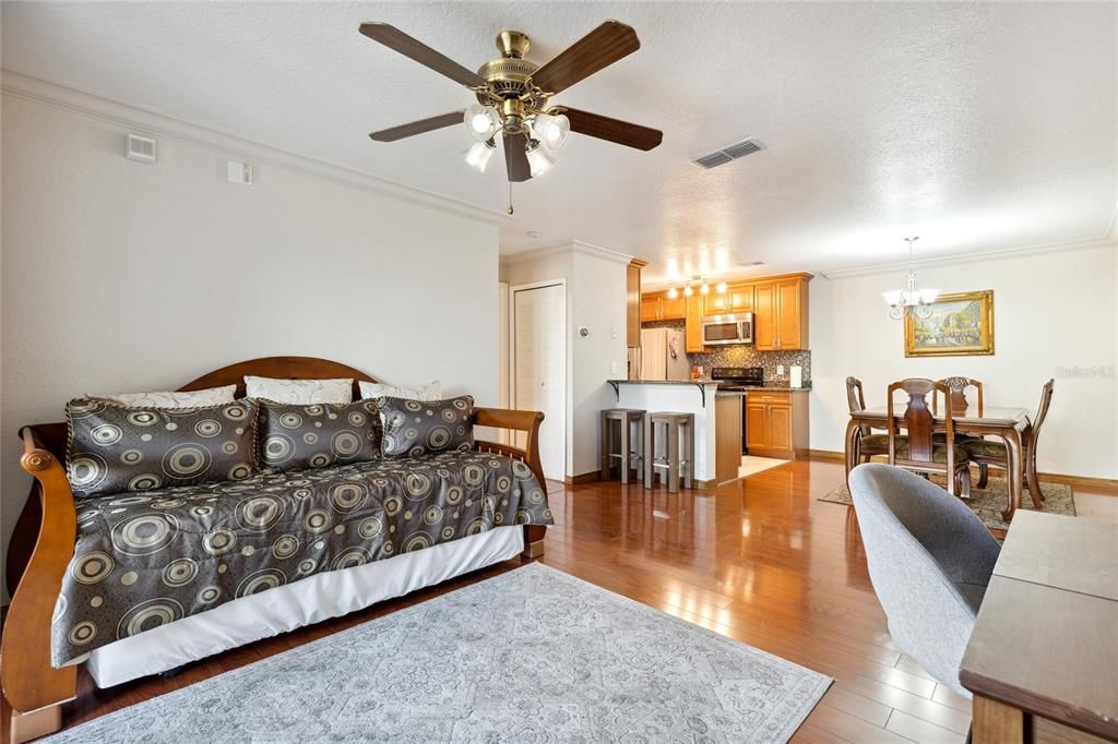 For Sale: $175,000 (1 beds, 1 baths, 671 Square Feet)