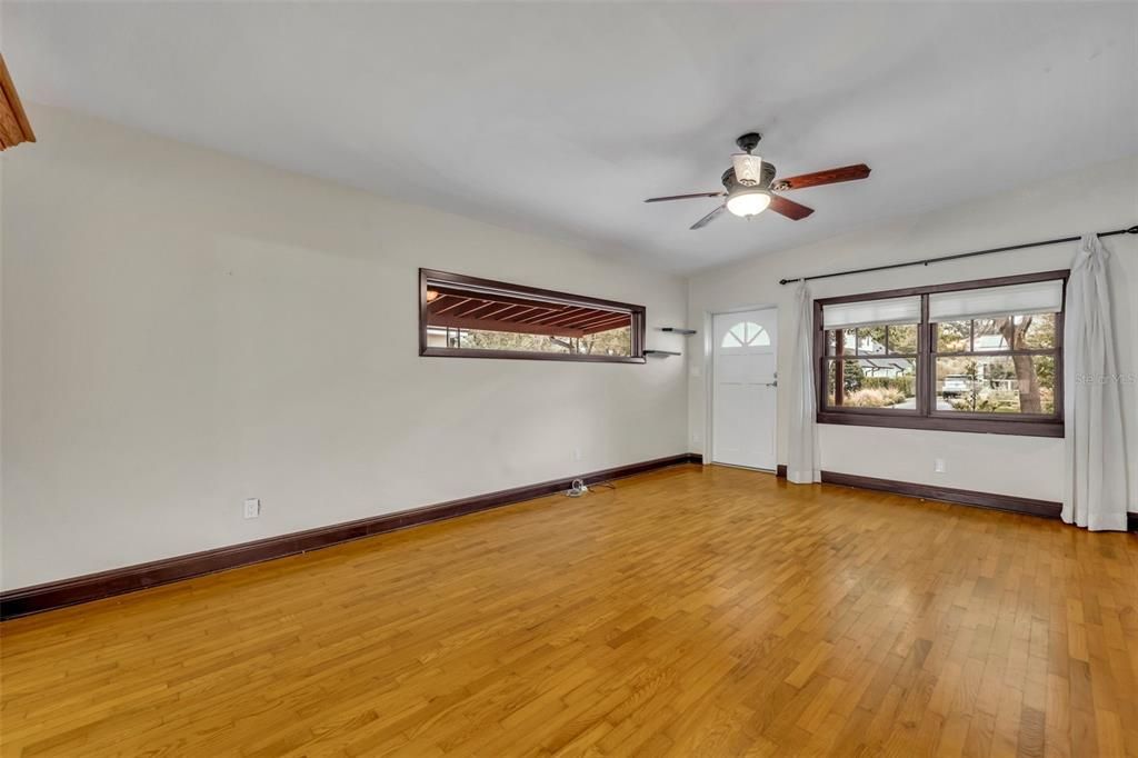 For Sale: $550,000 (2 beds, 1 baths, 1149 Square Feet)