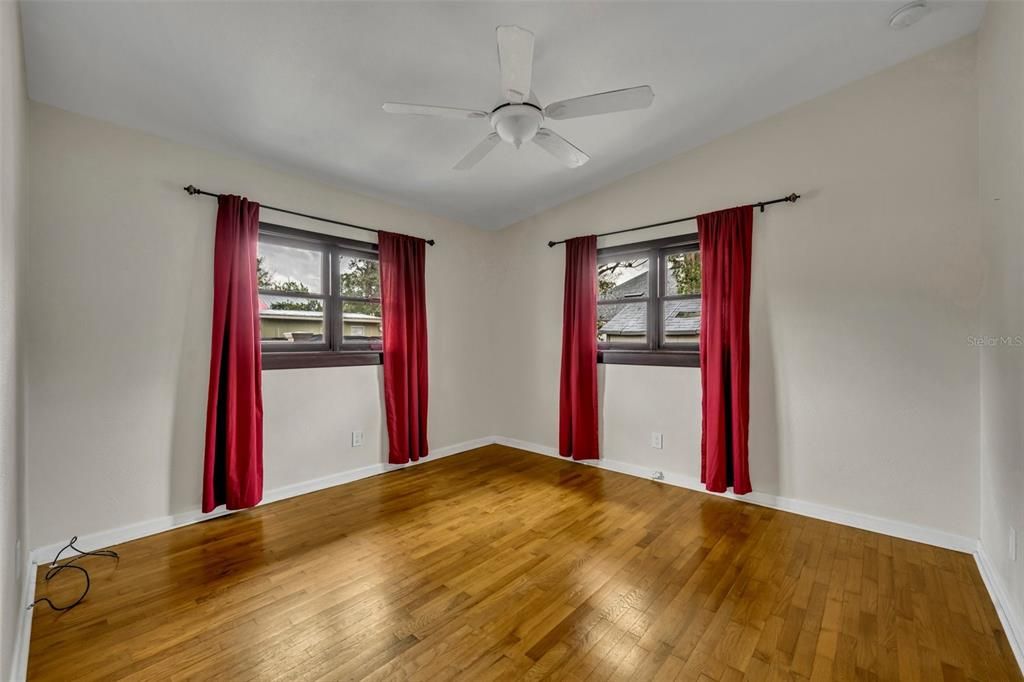 For Sale: $550,000 (2 beds, 1 baths, 1149 Square Feet)