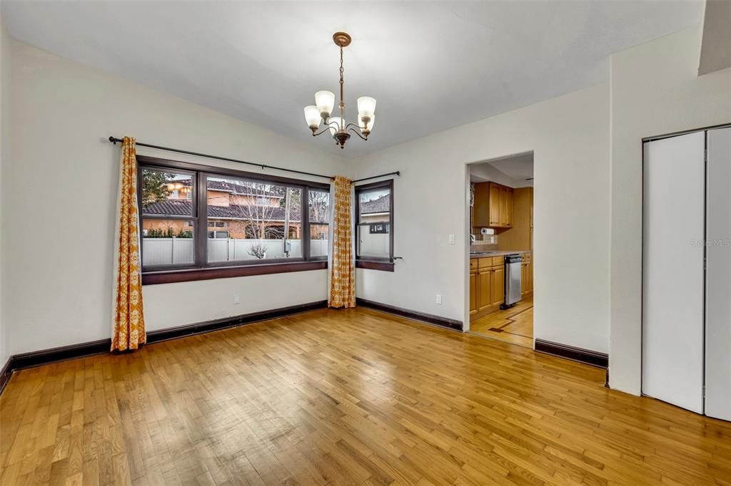 For Sale: $550,000 (2 beds, 1 baths, 1149 Square Feet)