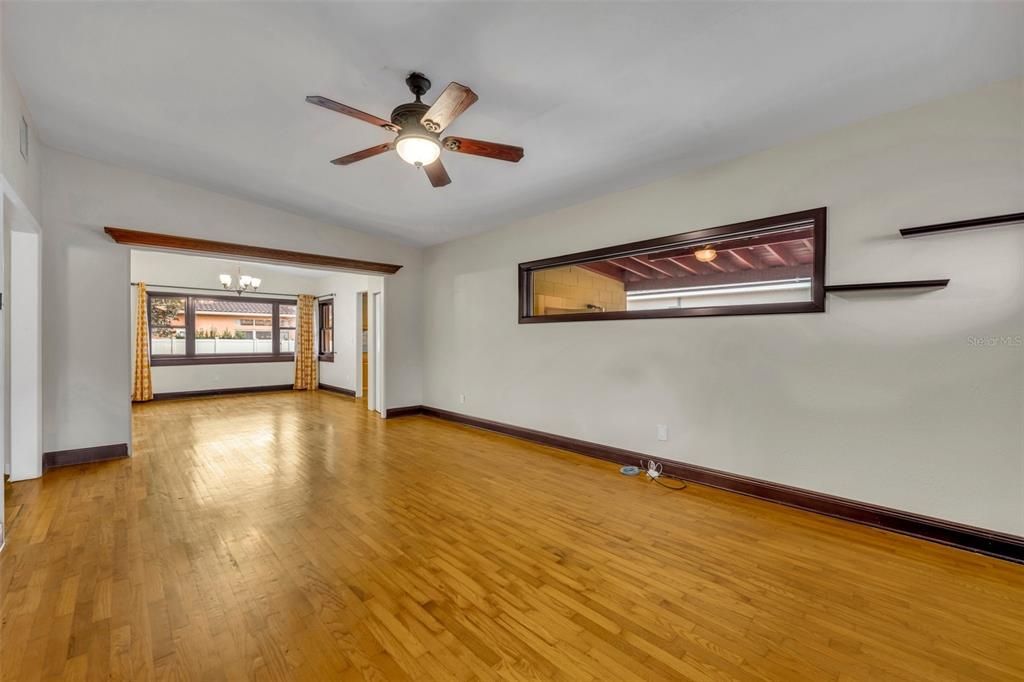 For Sale: $550,000 (2 beds, 1 baths, 1149 Square Feet)