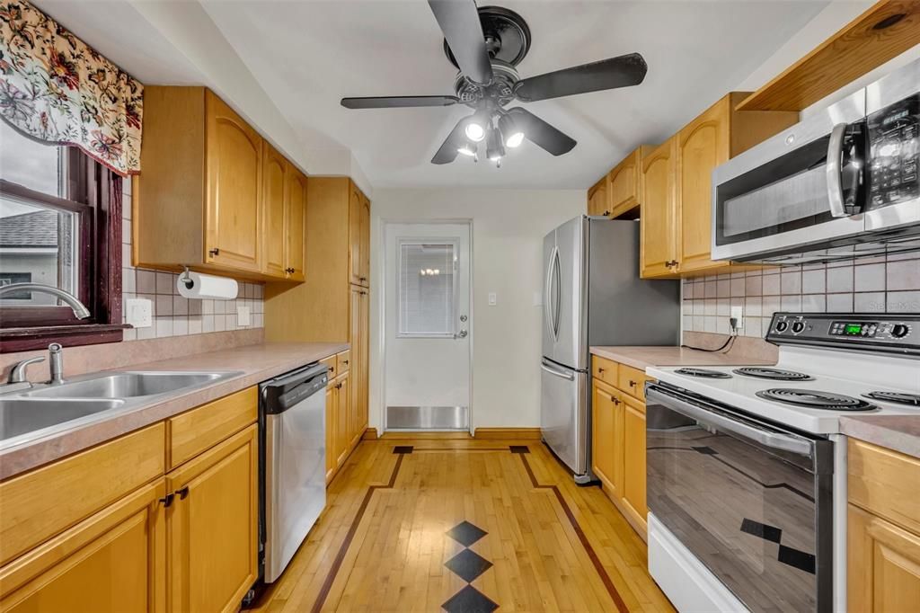 For Sale: $550,000 (2 beds, 1 baths, 1149 Square Feet)