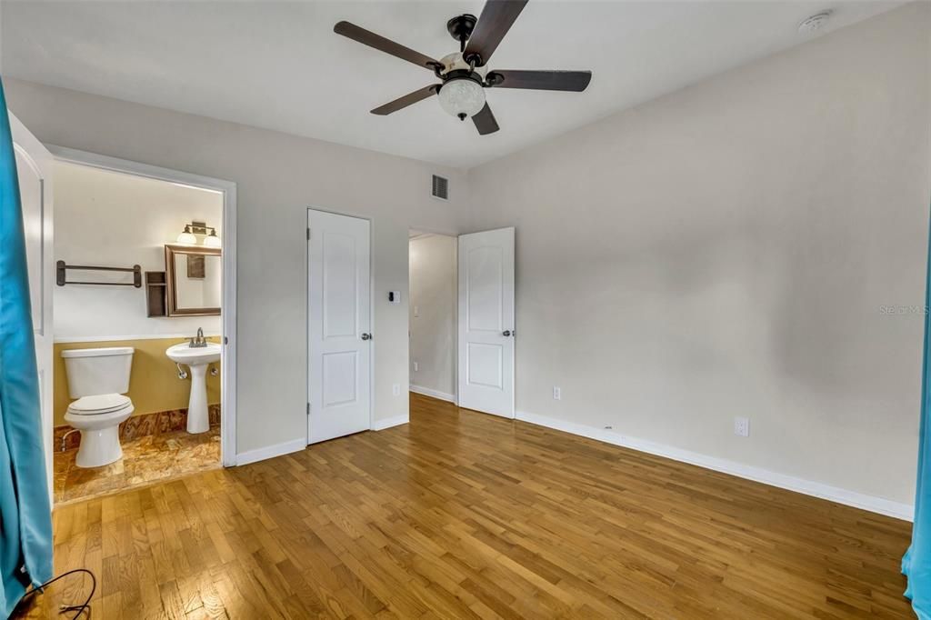 For Sale: $550,000 (2 beds, 1 baths, 1149 Square Feet)