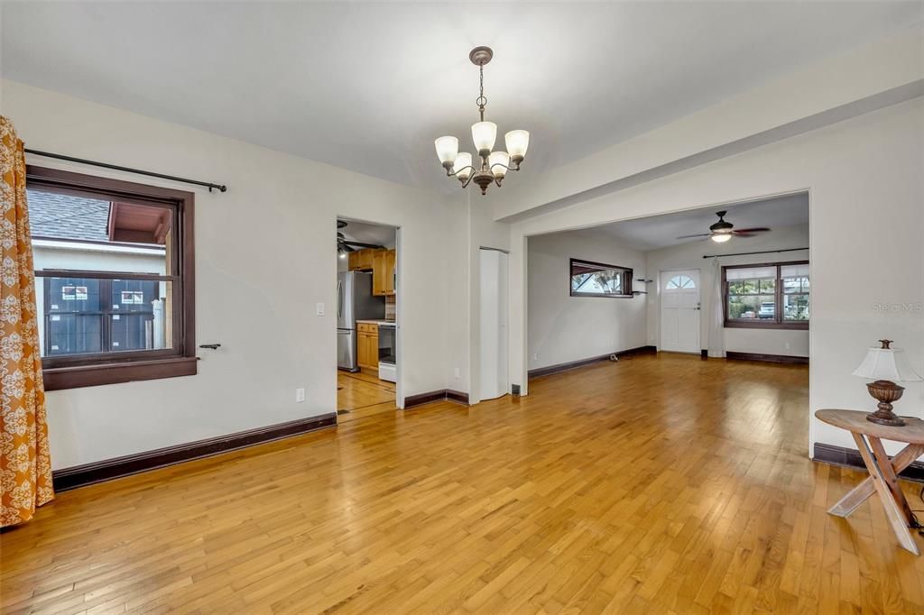 For Sale: $550,000 (2 beds, 1 baths, 1149 Square Feet)