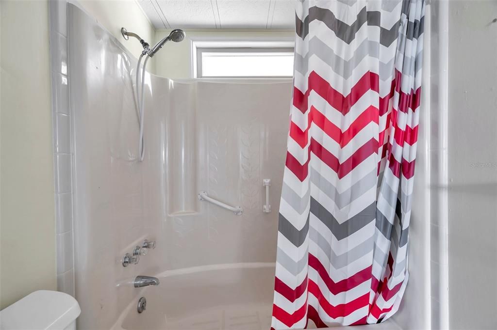 合同活跃: $65,000 (2 贝兹, 2 浴室, 1063 平方英尺)