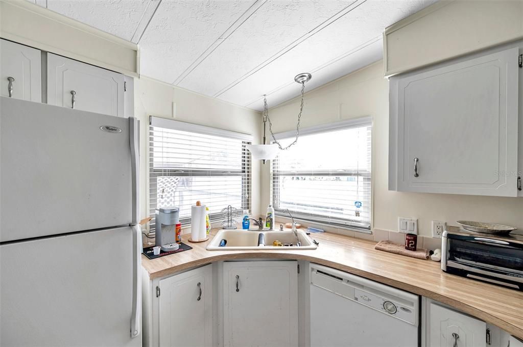 合同活跃: $65,000 (2 贝兹, 2 浴室, 1063 平方英尺)