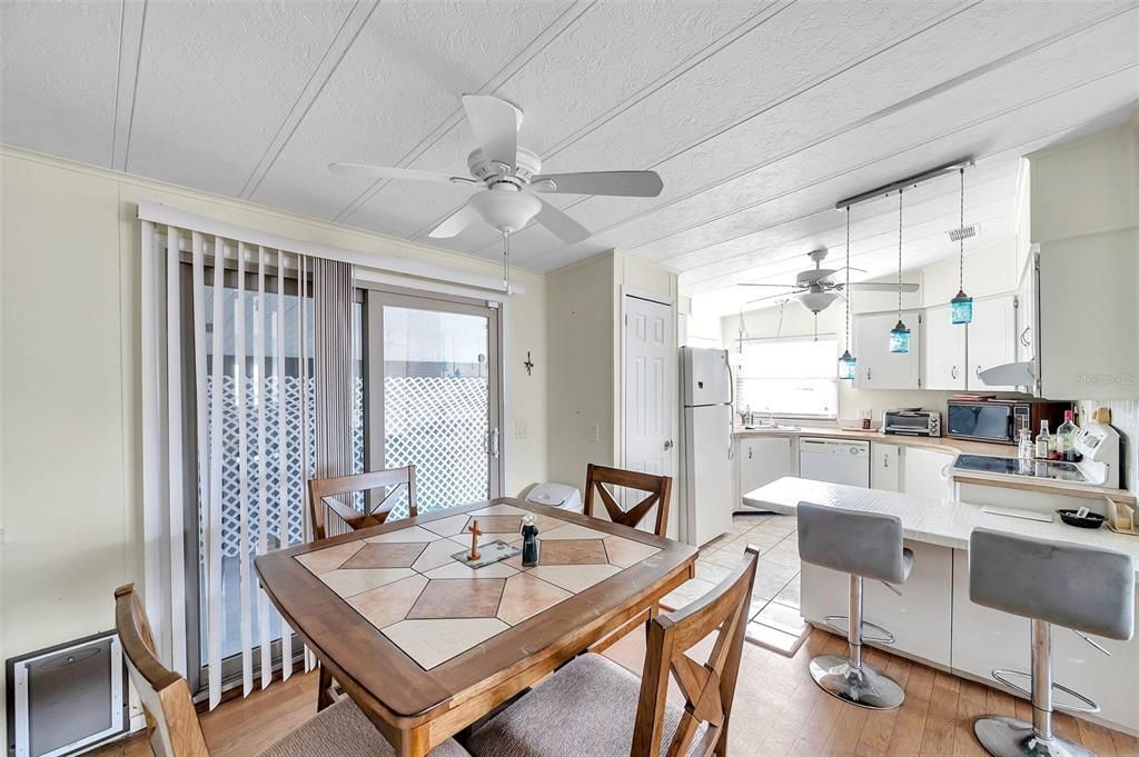 合同活跃: $65,000 (2 贝兹, 2 浴室, 1063 平方英尺)