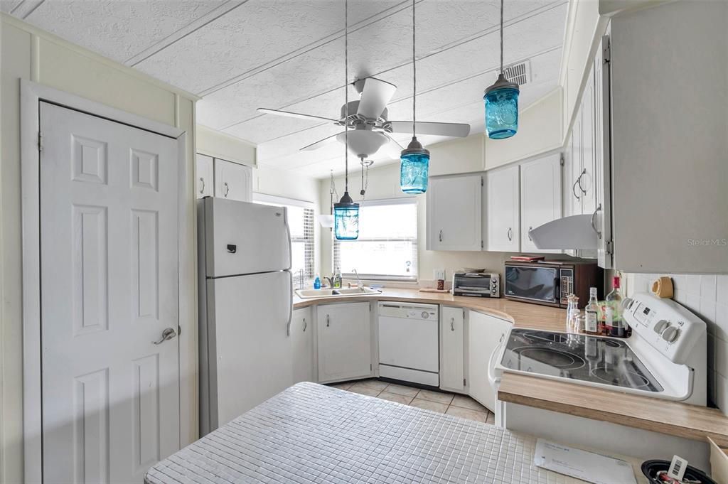 合同活跃: $65,000 (2 贝兹, 2 浴室, 1063 平方英尺)