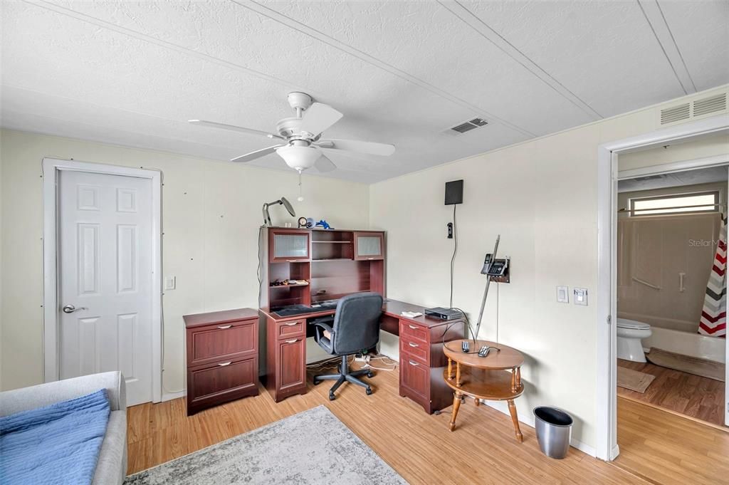 合同活跃: $65,000 (2 贝兹, 2 浴室, 1063 平方英尺)