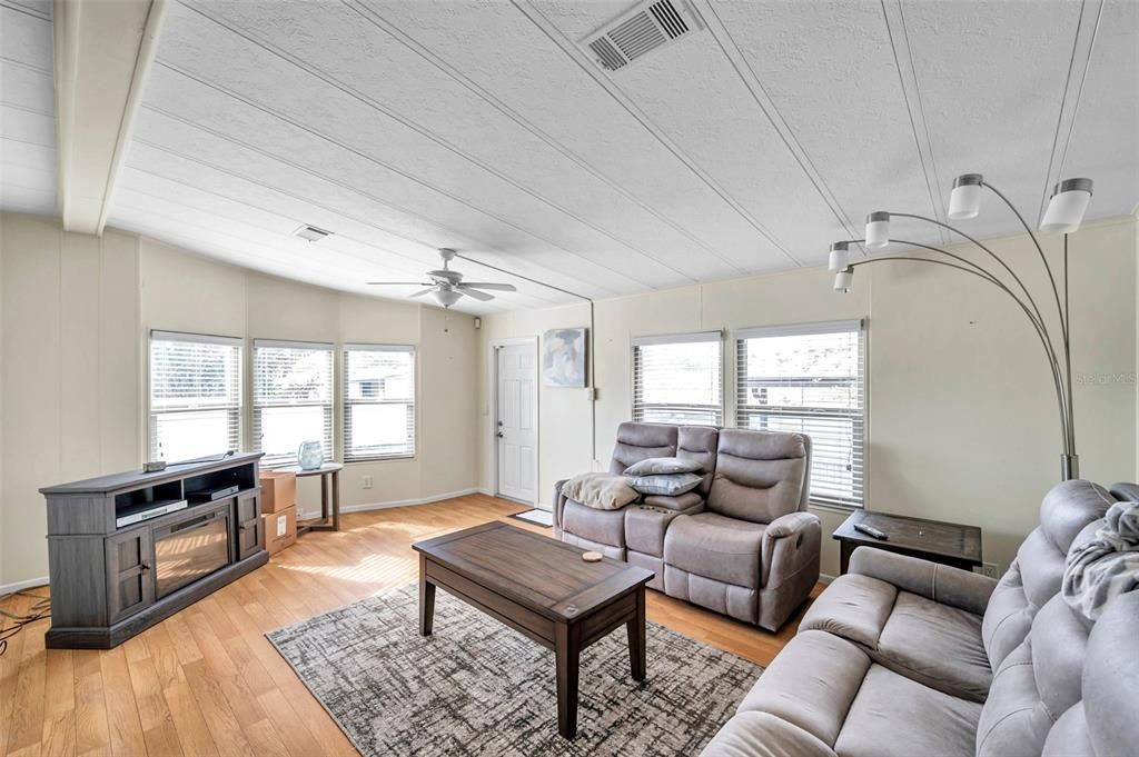 合同活跃: $65,000 (2 贝兹, 2 浴室, 1063 平方英尺)