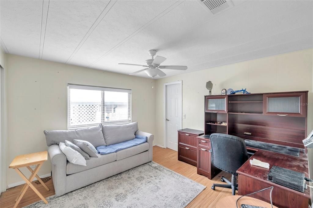 合同活跃: $65,000 (2 贝兹, 2 浴室, 1063 平方英尺)