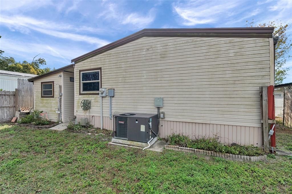 合同活跃: $65,000 (2 贝兹, 2 浴室, 1063 平方英尺)