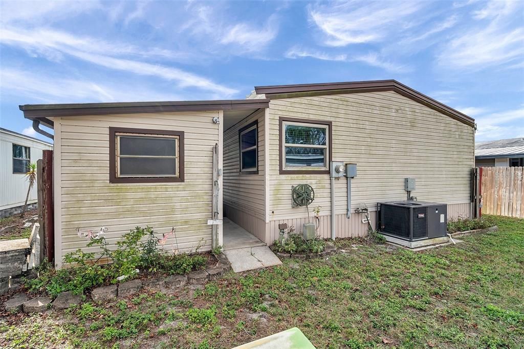 合同活跃: $65,000 (2 贝兹, 2 浴室, 1063 平方英尺)