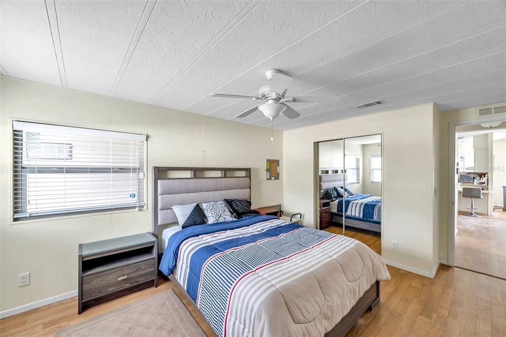 合同活跃: $65,000 (2 贝兹, 2 浴室, 1063 平方英尺)