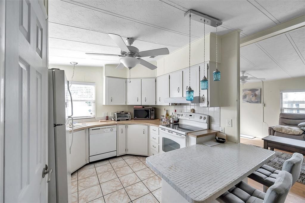 合同活跃: $65,000 (2 贝兹, 2 浴室, 1063 平方英尺)