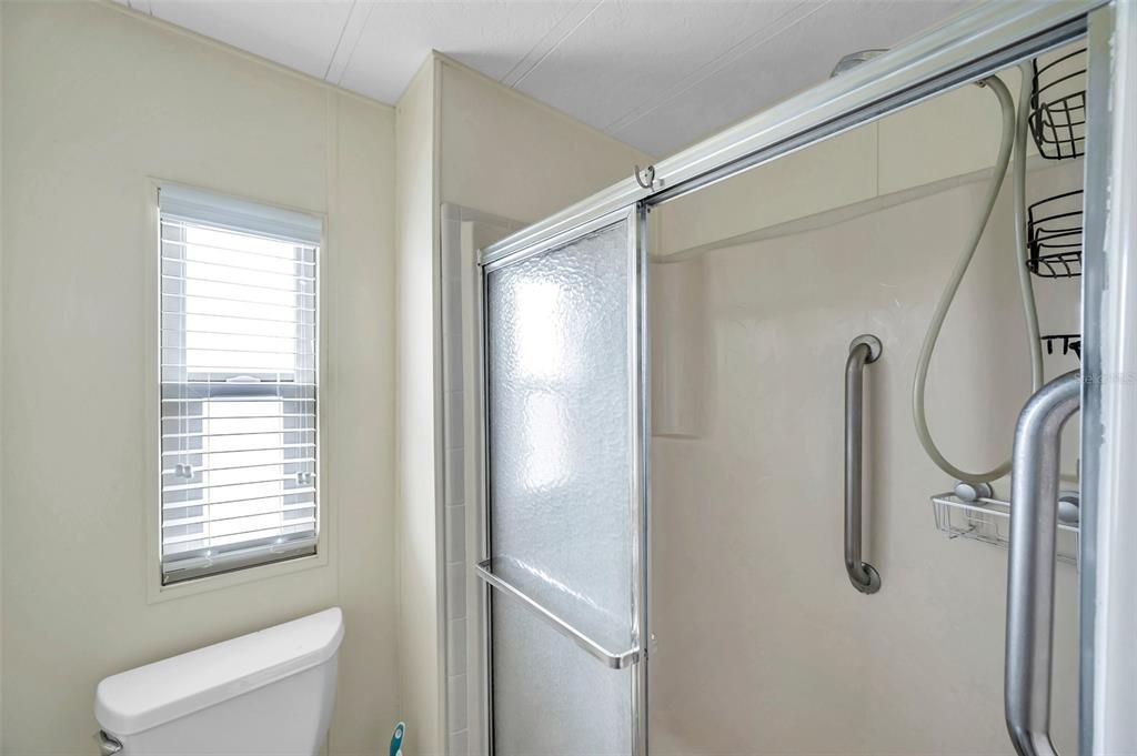 合同活跃: $65,000 (2 贝兹, 2 浴室, 1063 平方英尺)