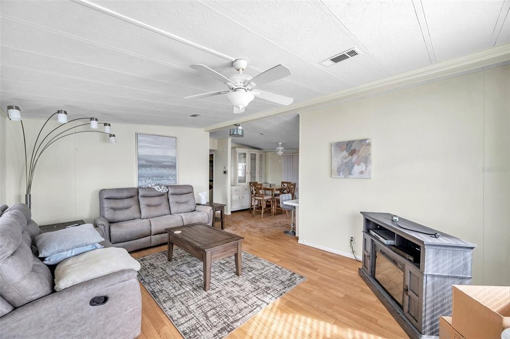 合同活跃: $65,000 (2 贝兹, 2 浴室, 1063 平方英尺)