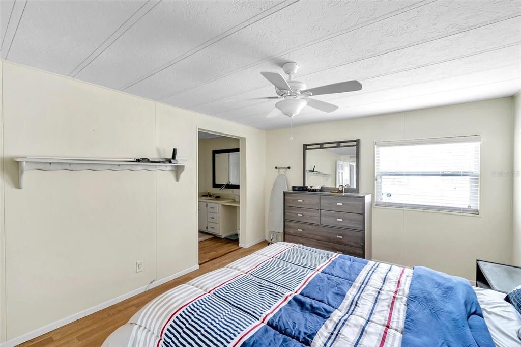 合同活跃: $65,000 (2 贝兹, 2 浴室, 1063 平方英尺)