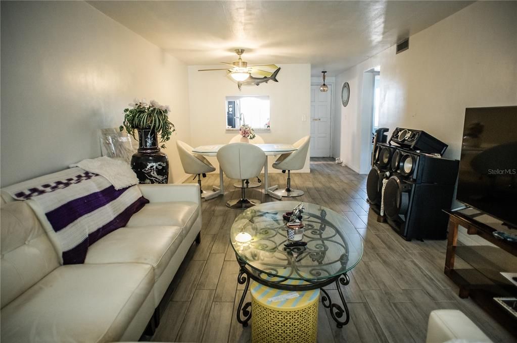 For Sale: $135,000 (2 beds, 1 baths, 831 Square Feet)