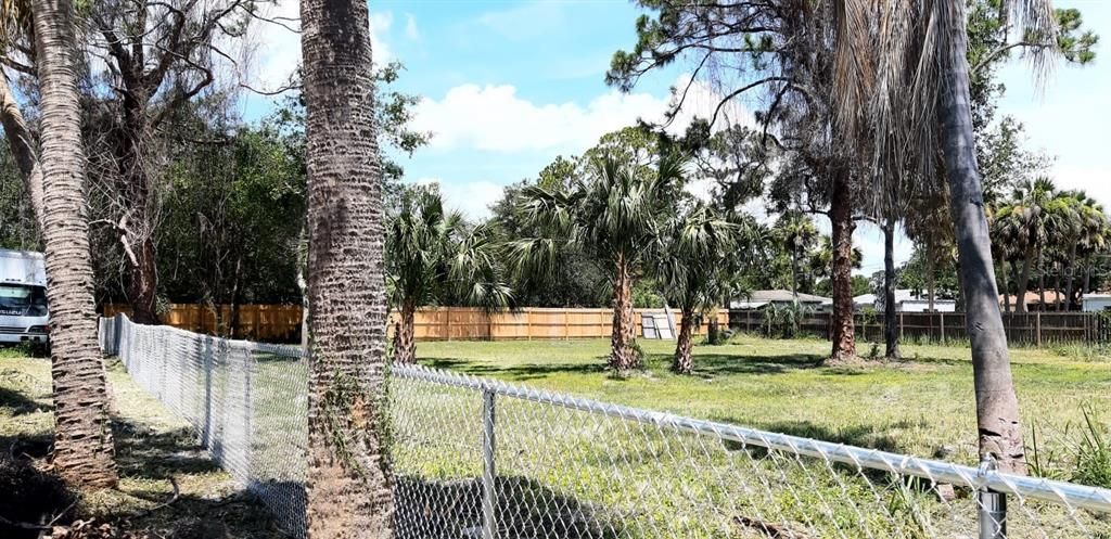 На продажу: $65,000 (0.27 acres)