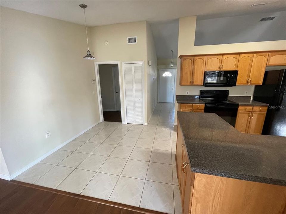 For Rent: $2,000 (3 beds, 2 baths, 1705 Square Feet)