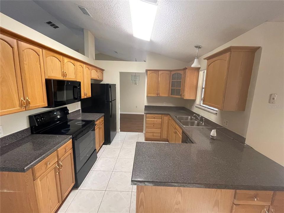 For Rent: $2,000 (3 beds, 2 baths, 1705 Square Feet)