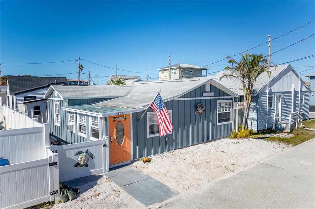 Cute beach bungalow with Hardy Board siding