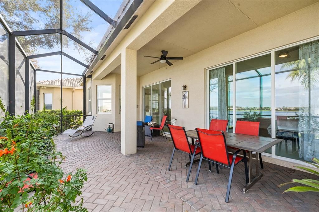 Spacious Lanai overlooking Large Lake