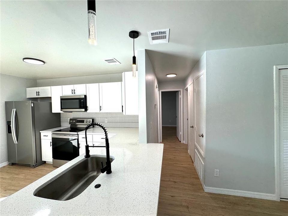 For Sale: $294,900 (2 beds, 1 baths, 980 Square Feet)