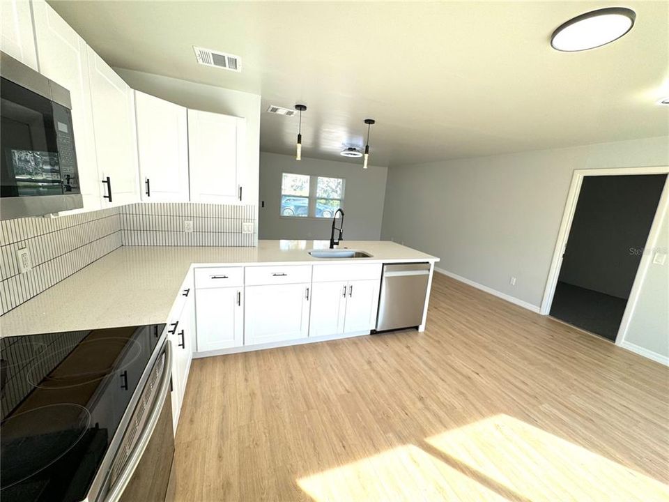 For Sale: $294,900 (2 beds, 1 baths, 980 Square Feet)