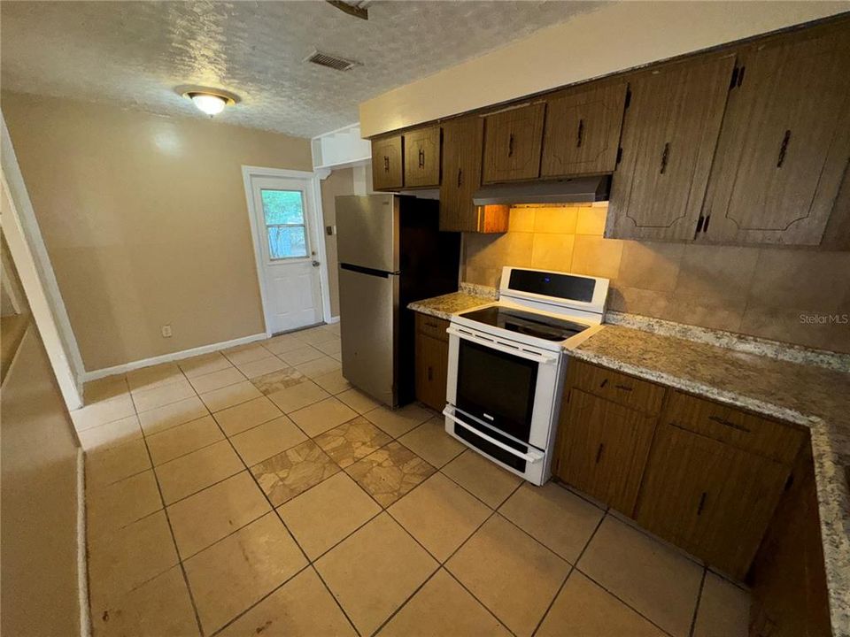 For Rent: $2,400 (4 beds, 2 baths, 1852 Square Feet)