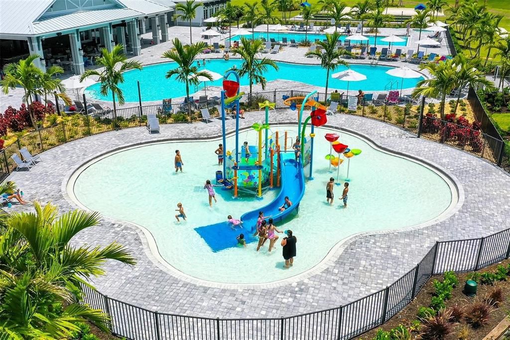 Kids splash pool