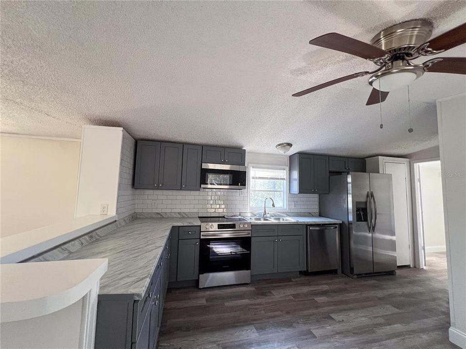 For Sale: $249,500 (2 beds, 2 baths, 924 Square Feet)