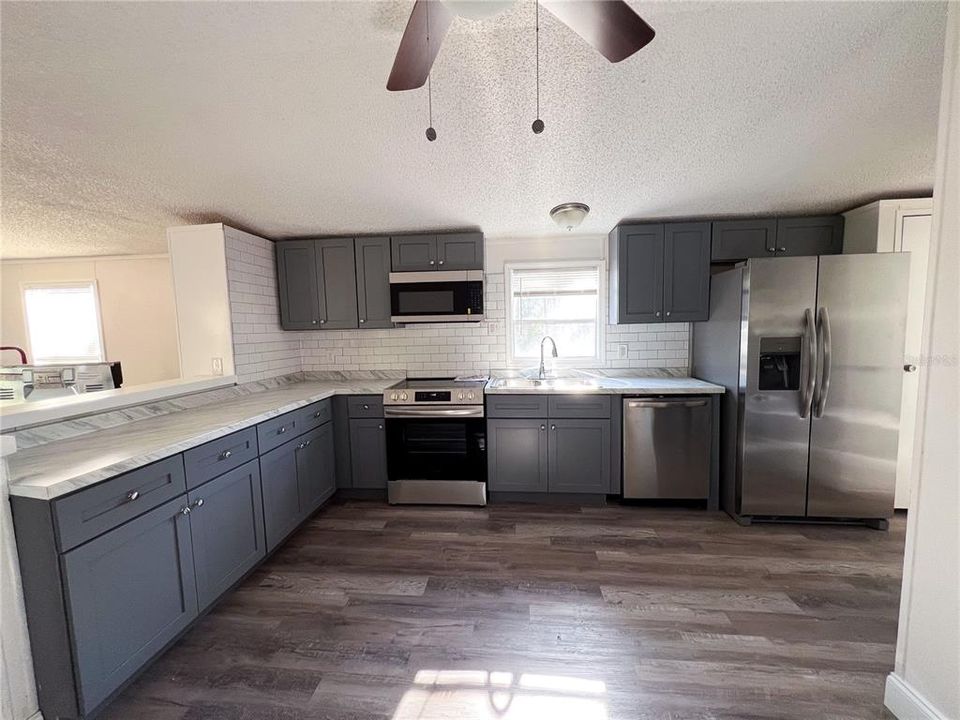 For Sale: $249,500 (2 beds, 2 baths, 924 Square Feet)