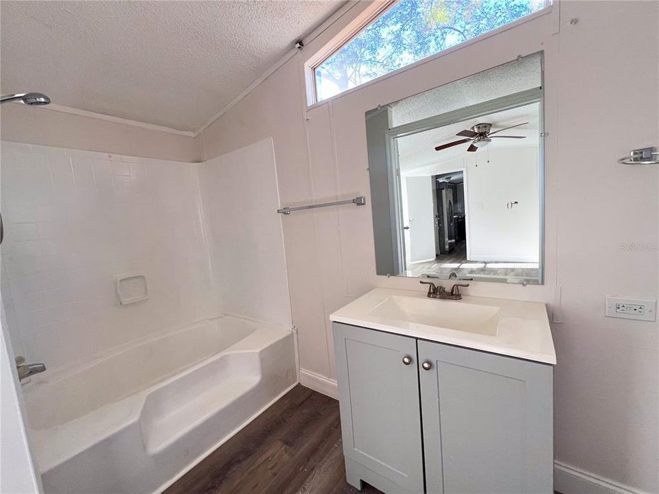 For Sale: $249,500 (2 beds, 2 baths, 924 Square Feet)