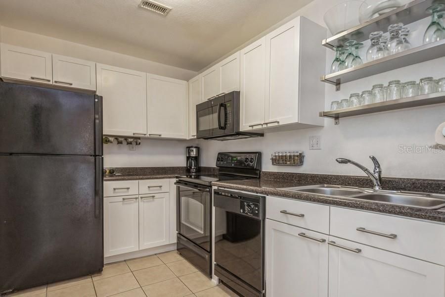 For Sale: $315,000 (1 beds, 1 baths, 823 Square Feet)