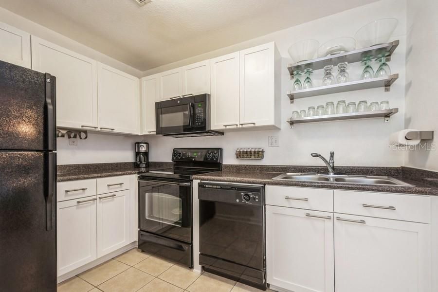 For Sale: $315,000 (1 beds, 1 baths, 823 Square Feet)