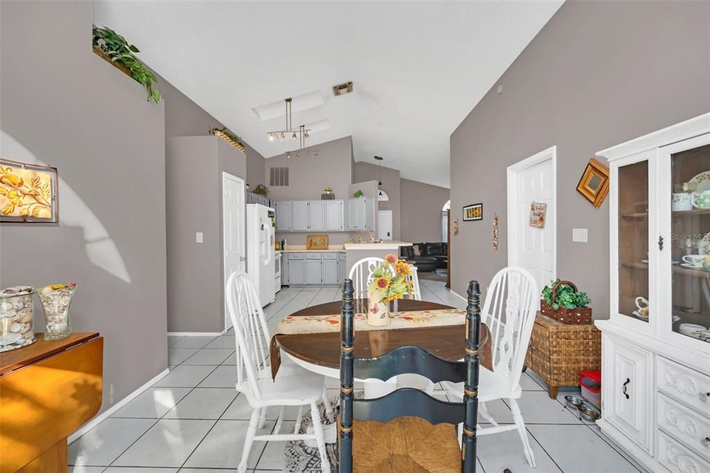 For Sale: $325,000 (3 beds, 2 baths, 1364 Square Feet)