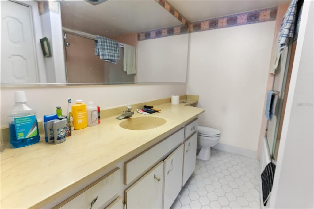 For Sale: $130,000 (1 beds, 1 baths, 1048 Square Feet)