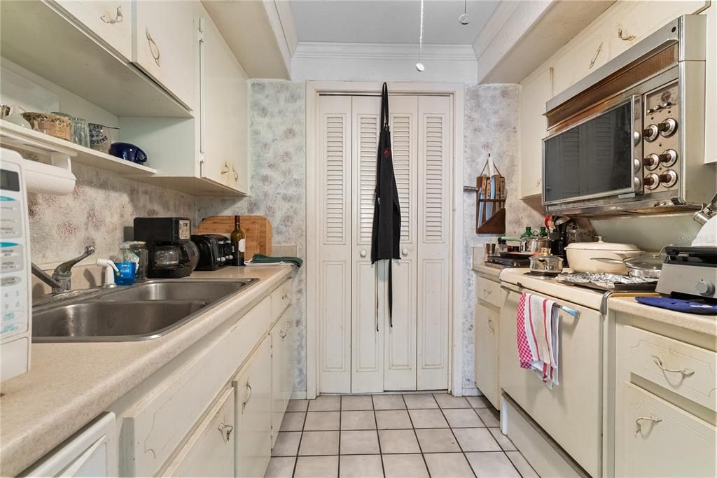 For Sale: $130,000 (1 beds, 1 baths, 1048 Square Feet)