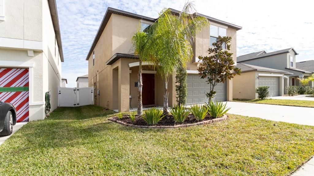 For Sale: $449,999 (5 beds, 2 baths, 2215 Square Feet)